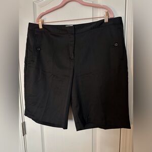 Izod Black Women’s Golf Shorts Sz 18